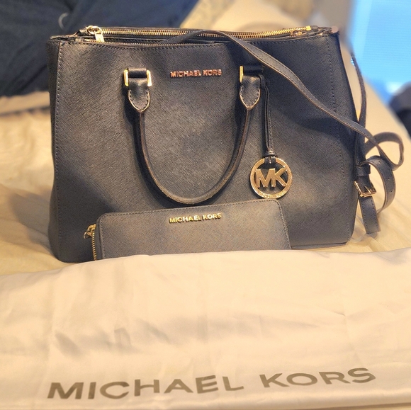 Michael Kors Large Navy Tote with matching wallet and dust bag - Picture 1 of 1